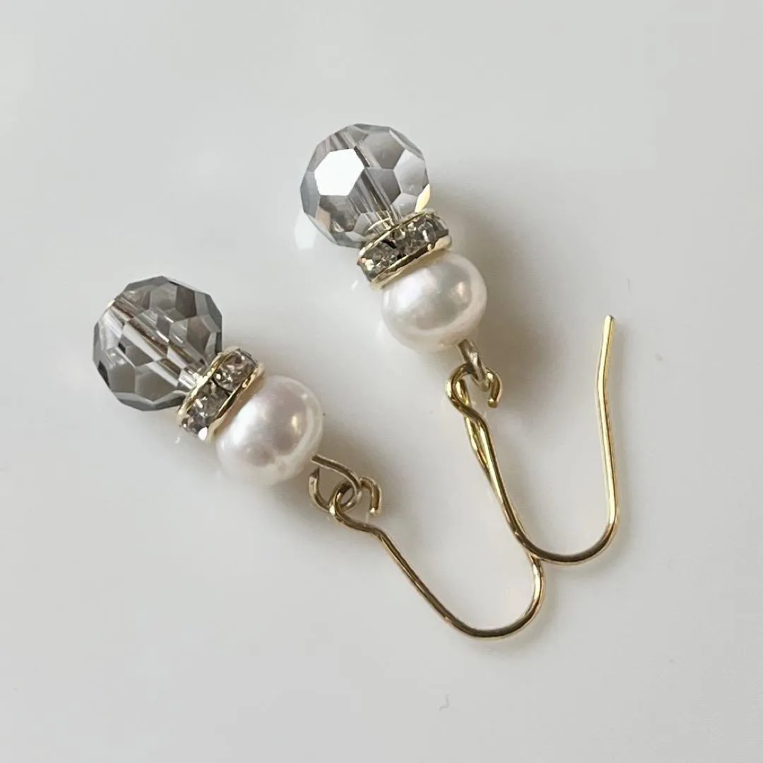 白いパールとグレーのカットクリスタルを組み合わせたフックピアス